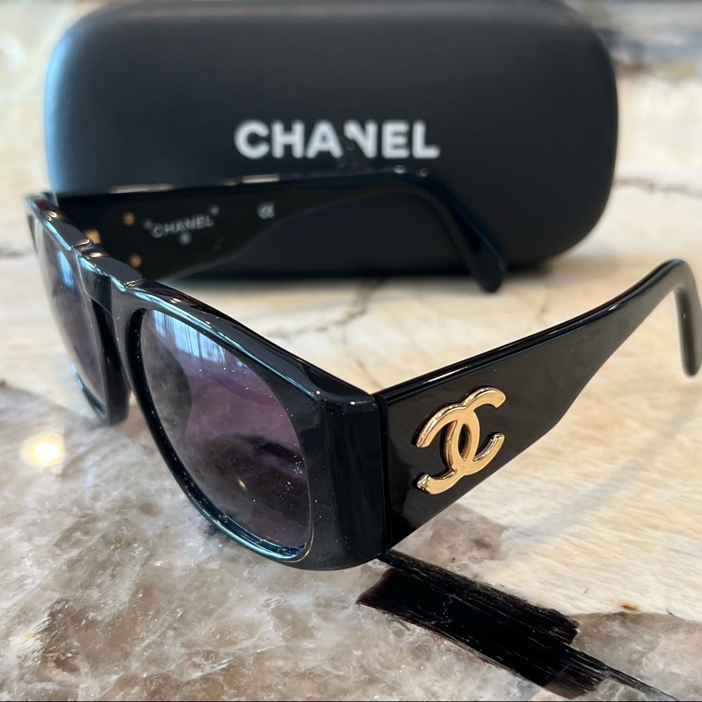 VINTAGE EUCChanel Authentic Sunglasses With Case No Scratches no sign of wear